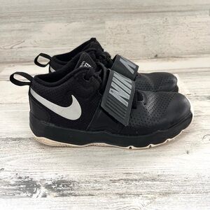 Nike Boys Team Hustle Mid Lace Up Size 1Y
Basketball Shoes In Black
